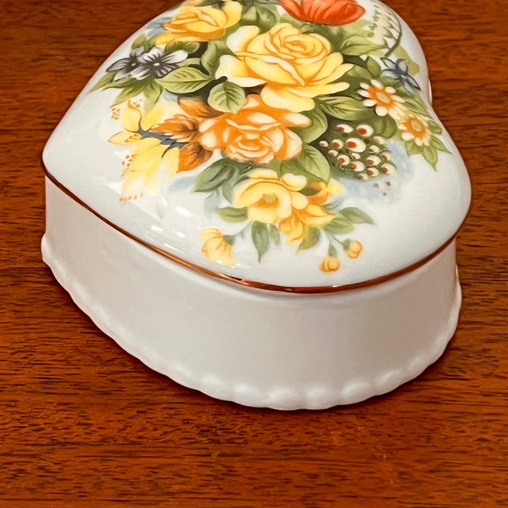 Vintage Heart Shaped Porcelain Trinket Box Floral Rose Gold Trim Scalloped Base - Picture 9 of 16